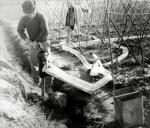 1968년 비닐 호스를 이용해 타설식 펌푸로 밭에 물을 공급하는 장면 썸네일 이미지